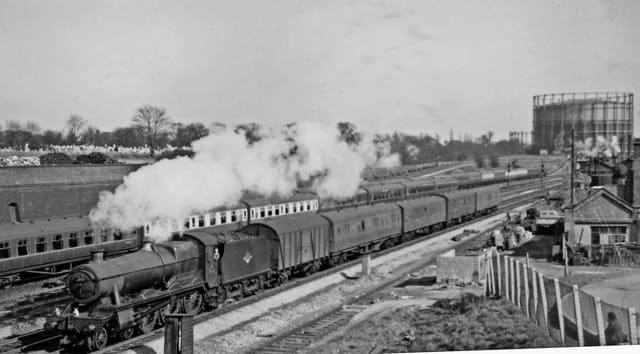 Trenes de mercancías procedentes de Paddington al acercarse al cruce de Old Oak Common East, 1961