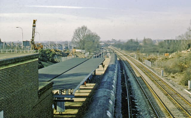 محطة Hanger Lane أثناء أعمال الصيانة الكبرى على الطريق A40، عام 1979، عام 1979
