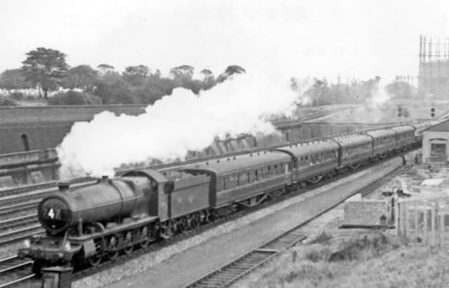 La inusual imagen de una locomotora 47XX 2-8-0 prestando servicio de pasajeros, Mitre Bridge, 1957, 1957