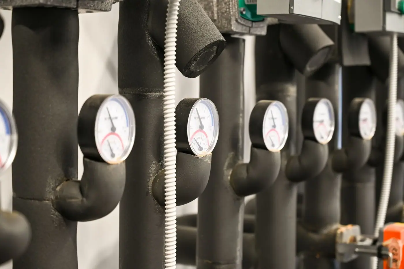 Industrial pipes and pressure gauges