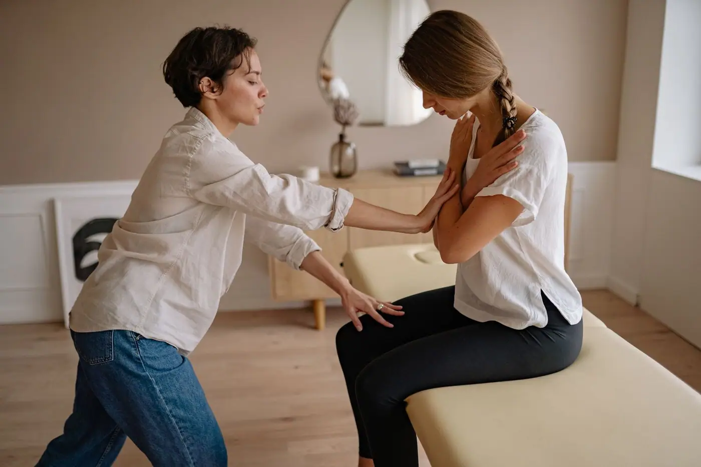 A therapist assisting a person during a calm therapeutic session indoors